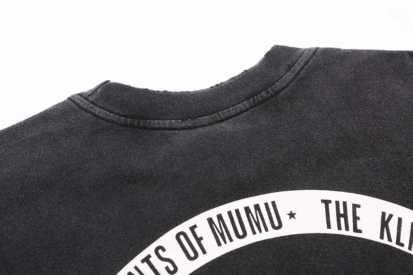 Mechao Saint Michael "klf exhibition limited" vintage distressed washed crack printed long-sleeved loose T-shirt Fabric: 260g Style number: SM02 Size: S-M-L-XL Color: Black Price: P156